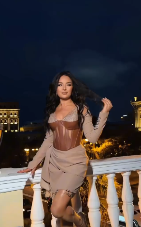 3 uşaq anası olan Aysel mini geyimdə AĞILLARI BAŞDAN ALDI - FOTOLAR