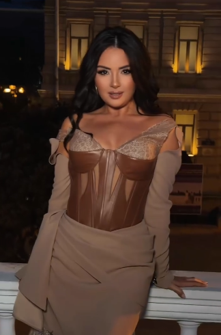 3 uşaq anası olan Aysel mini geyimdə AĞILLARI BAŞDAN ALDI - FOTOLAR