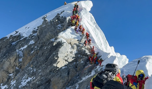 Amerikalı alpinist Everestin fəthi üzrə yeni dünya rekordu qırdı