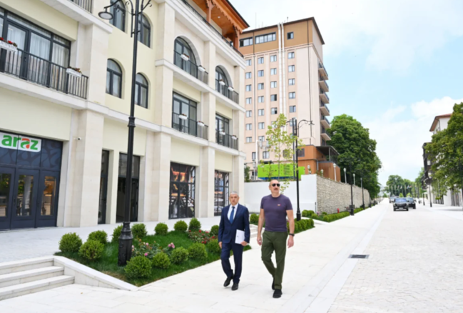 Prezident Şuşanın Qarabağ küçəsində həyata keçirilmiş işlərlə tanış olub - FOTO