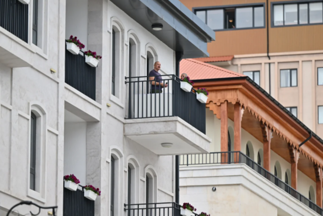 Prezident Şuşanın Qarabağ küçəsində həyata keçirilmiş işlərlə tanış olub - FOTO