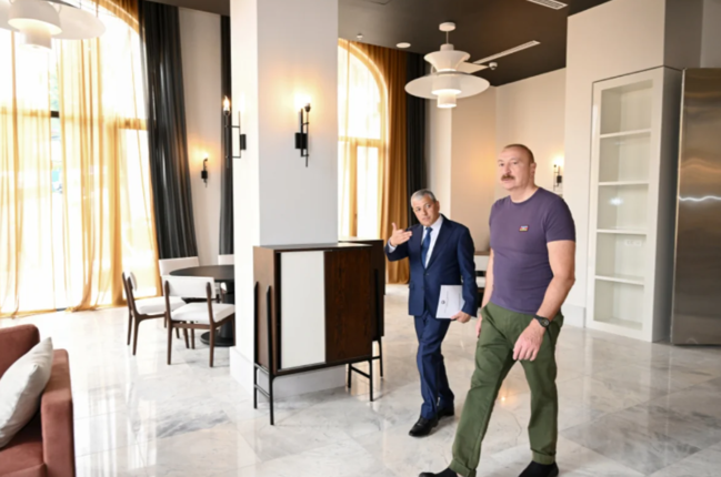 Prezident Şuşanın Qarabağ küçəsində həyata keçirilmiş işlərlə tanış olub - FOTO