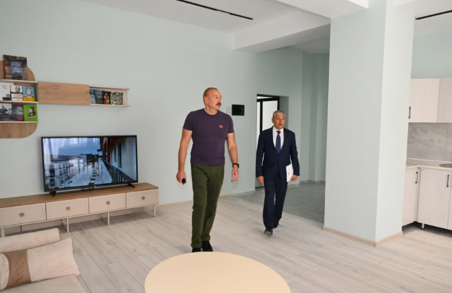 Prezident Şuşanın Qarabağ küçəsində həyata keçirilmiş işlərlə tanış olub - FOTO