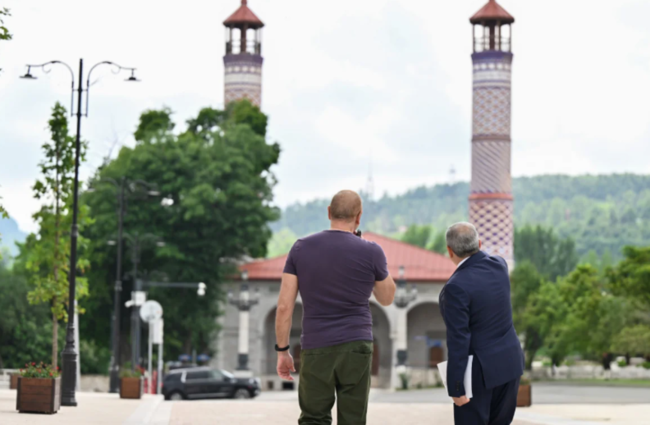Prezident Şuşanın Qarabağ küçəsində həyata keçirilmiş işlərlə tanış olub - FOTO