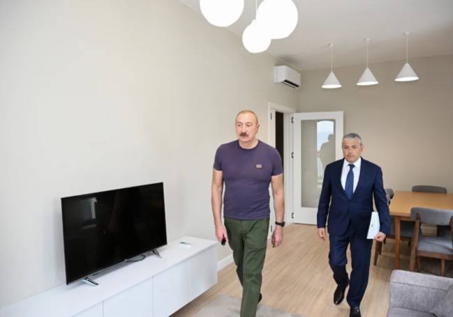 Prezident Şuşanın Qarabağ küçəsində həyata keçirilmiş işlərlə tanış olub - FOTO