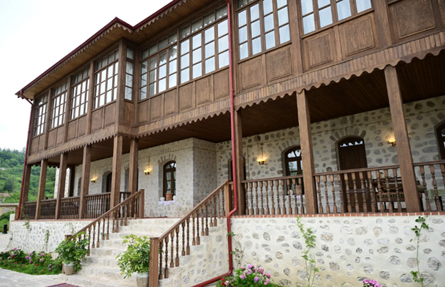 Prezident İlham Əliyev Şuşada "Yasəmən" hotelinin yeni korpusları ilə tanış olub - FOTO