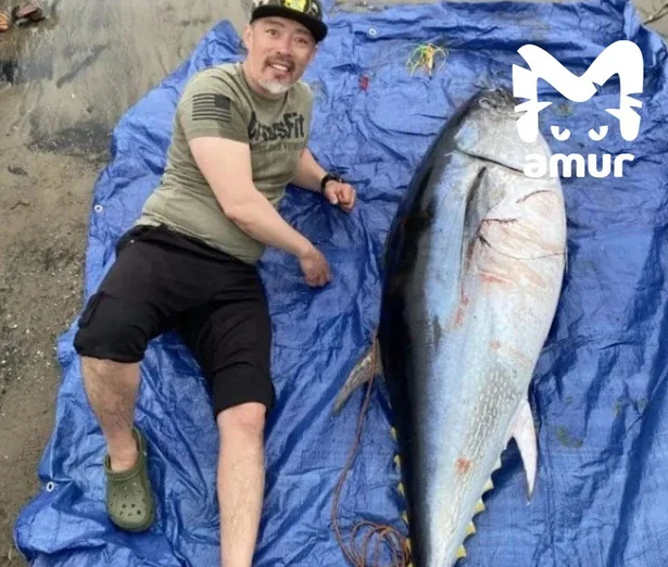 Rusiyada balıqçılar adam boyda tunes tutublar - FOTO