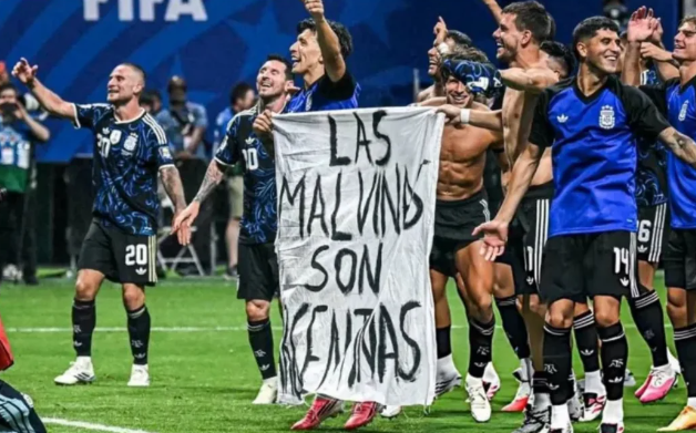 ABŞ argentinalı futbolçuların siyasi pankart qaldırmasına münasibətini açıqladı