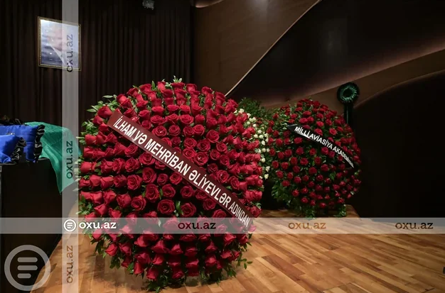 İlham Əliyev və Mehriban Əliyeva Xalq şairi Nəriman Həsənzadənin vida mərasiminə əklil göndəriblər - FOTO