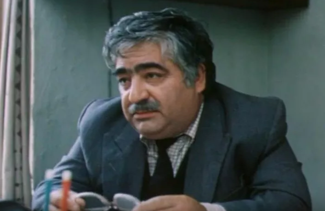 Bir şilləyə görə küsdü, boşandığı qadınla eyni evdə yaşadı