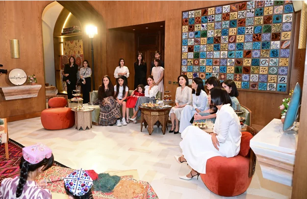 Azərbaycanın və Özbəkistanın birinci xanımları Daşkənddə "Oxunguzar" incəsənət məkanı ilə tanış olublar - FOTO