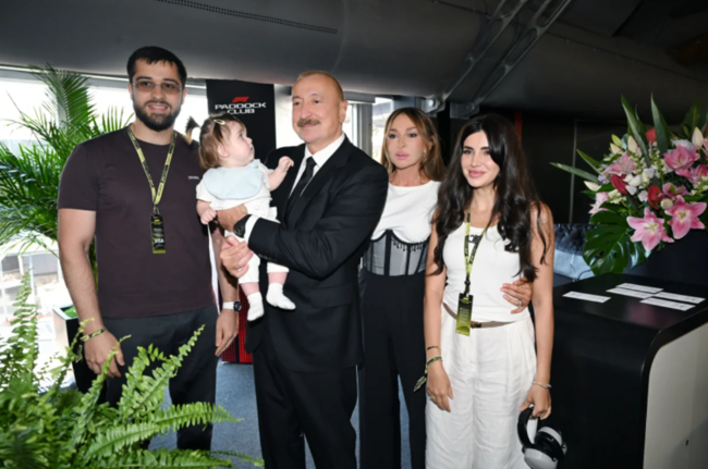 İlham Əliyev və Mehriban Əliyeva "Formula-1" Azərbaycan Qran-prisinin əsas yarışına baxıblar - FOTO+YENİLƏNİB