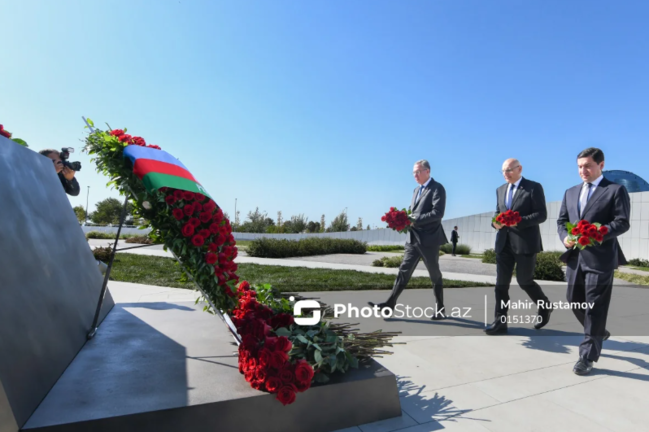 27 Sentyabr - Anım Günü ilə əlaqədar dövlət və hökumət rəsmiləri Zəfər parkını ziyarət ediblər - FOTO+YENİLƏNİB