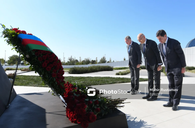 27 Sentyabr - Anım Günü ilə əlaqədar dövlət və hökumət rəsmiləri Zəfər parkını ziyarət ediblər - FOTO+YENİLƏNİB