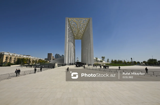 27 Sentyabr - Anım Günü ilə əlaqədar dövlət və hökumət rəsmiləri Zəfər parkını ziyarət ediblər - FOTO+YENİLƏNİB