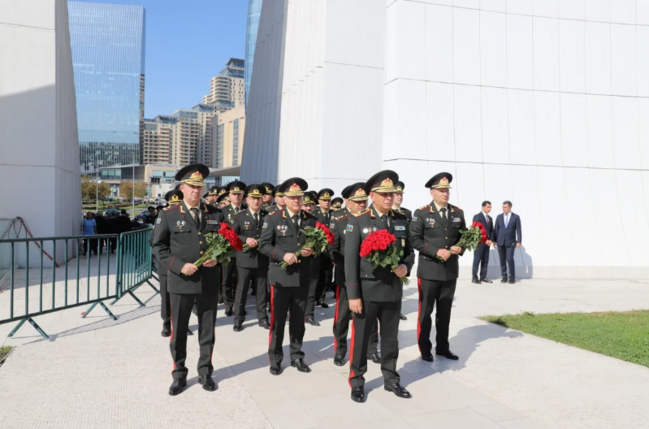 27 Sentyabr - Anım Günü ilə əlaqədar dövlət və hökumət rəsmiləri Zəfər parkını ziyarət ediblər - FOTO+YENİLƏNİB
