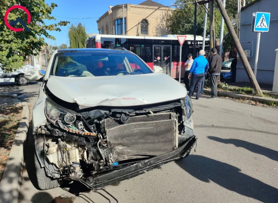 Gəncədə "BakuBus"un avtobusu qəza törətdi - Foto