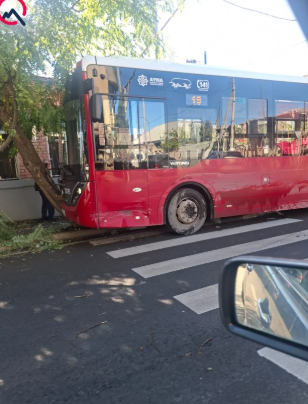 Gəncədə "BakuBus"un avtobusu qəza törətdi - Foto
