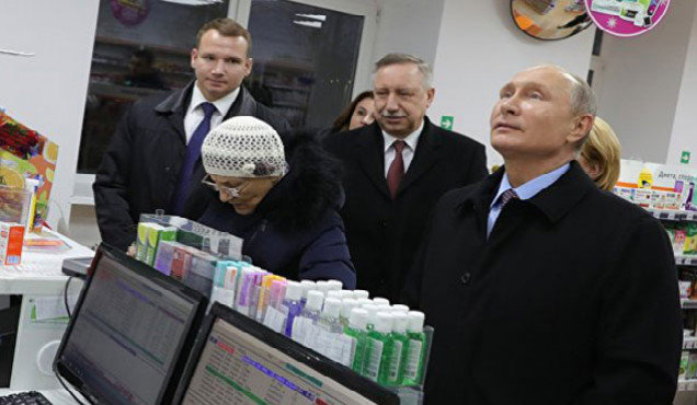 İclasdan qayıdan Putin yolüstü aptekə girdi - FOTO