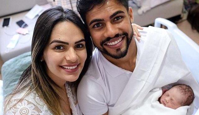 Məşhur futbolçunun xanımı uşağını eyvanda DÜNYAYA GƏTİRDİ - FOTO