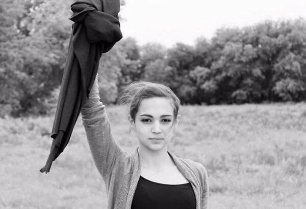 İranda çarşabını çıxaran qadına görün nə cəza verildi
