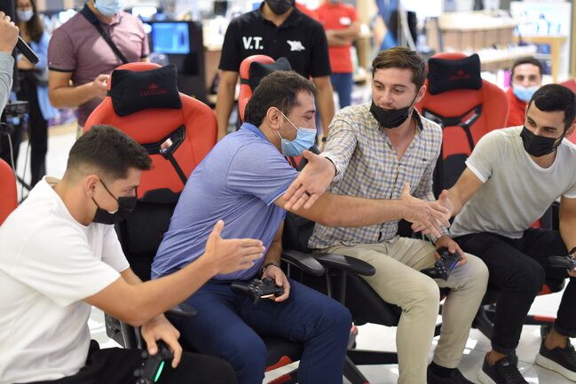 Peşəkar futbolçular "Kontakt"ın müştəriləri ilə yarışdılar – FOTOLAR