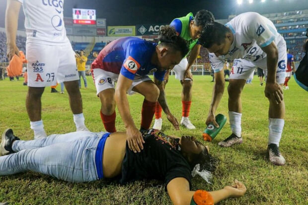 Salvadorda futbol stadionunda baş verən izdihamda 9 nəfər ölüb