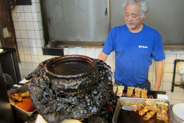 Tokioda restoranda 60 ildir yuyulmayan qazanda yemək bişirirlər