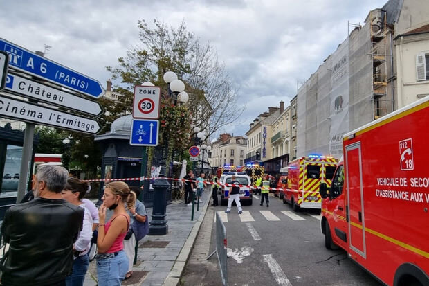 Parisdə avtomobil restorana çırpıldı, altı nəfər xəsarət alıb