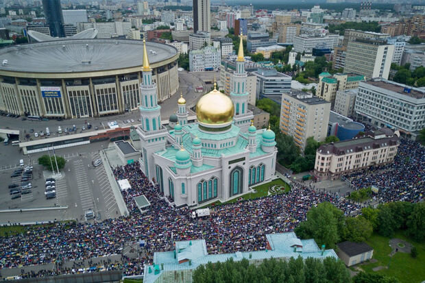 Moskvada 100 mindən çox müsəlmanın iştirakı ilə bayram namazı qılınıb - VİDEO