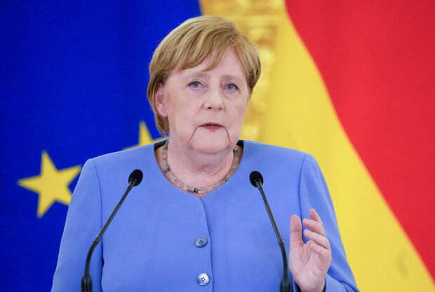 Merkel: "Paltarlarımın rəngi müəyyən siyasi siqnallarla əlaqəli olub"