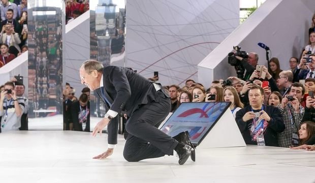Lavrov səhnəyə çıxan zaman ayağı ilişib yıxıldı – VİDEO