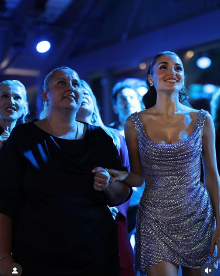 Hande Erçel gümüşü libası ilə göz oxşadı - FOTOLAR