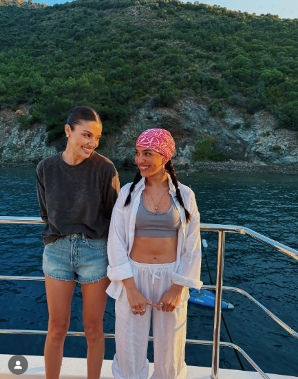 Hande Erçel dostları ilə gəmi səyahətində - FOTOLAR