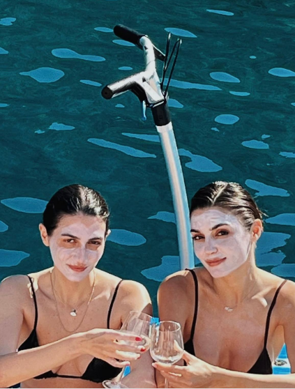 Hande Erçel dostları ilə gəmi səyahətində - FOTOLAR