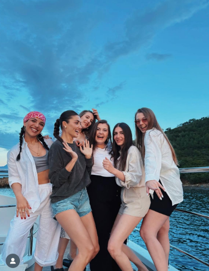Hande Erçel dostları ilə gəmi səyahətində - FOTOLAR