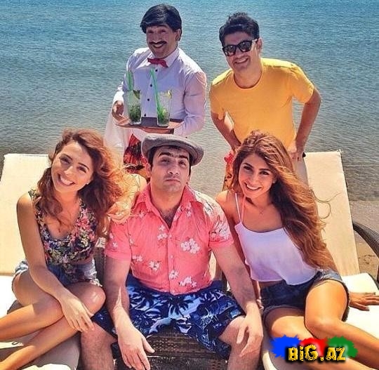 ATV-nin aparıcıları göbəyiaçıq libasda - FOTO