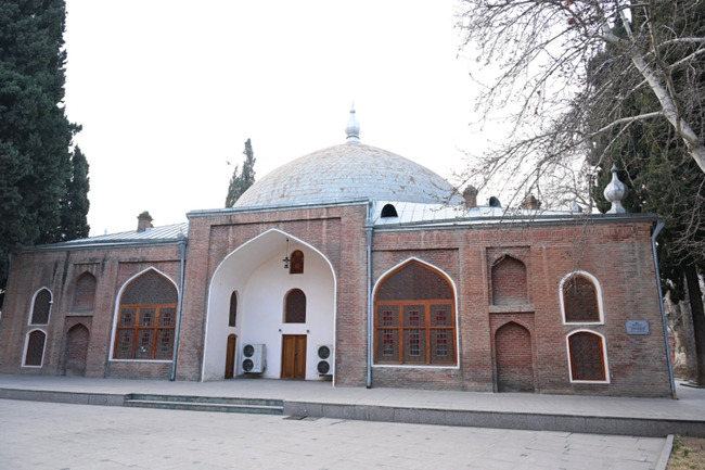 Leyla Əliyeva və Alena Əliyeva Gəncədə Şah Abbas məscidini ziyarət ediblər