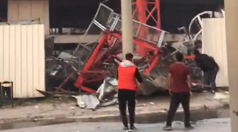 Türkiyədə kran aşdı - Ölən və yaralananlar var-Video
