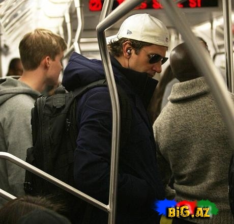 Məşhur aktyor metroya mindi, heç kəs tanımadı - FOTO