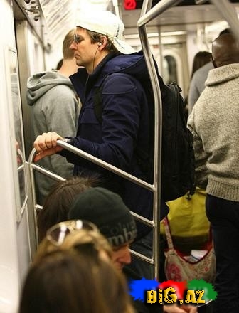 Məşhur aktyor metroya mindi, heç kəs tanımadı - FOTO
