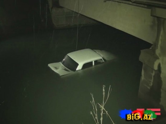 Minik avtomobili Samur Abşeron kanalına düşdü - FOTO