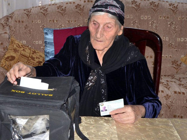111 yaşlı Gülüstan nənə evində səs verdi