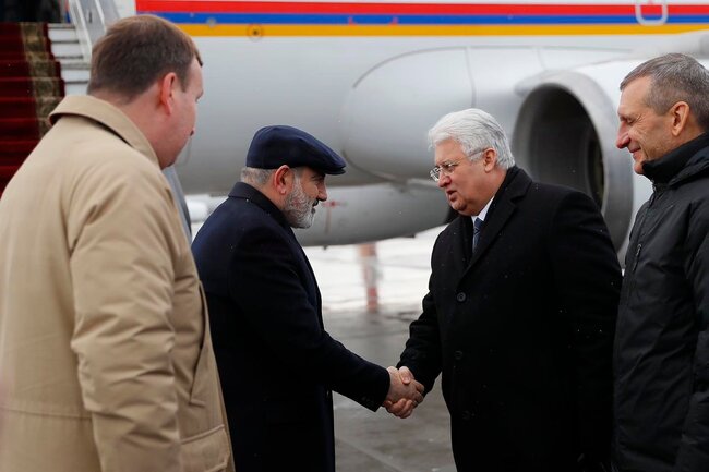 Paşinyan Sankt-Peterburqa çatıb- VİDEO