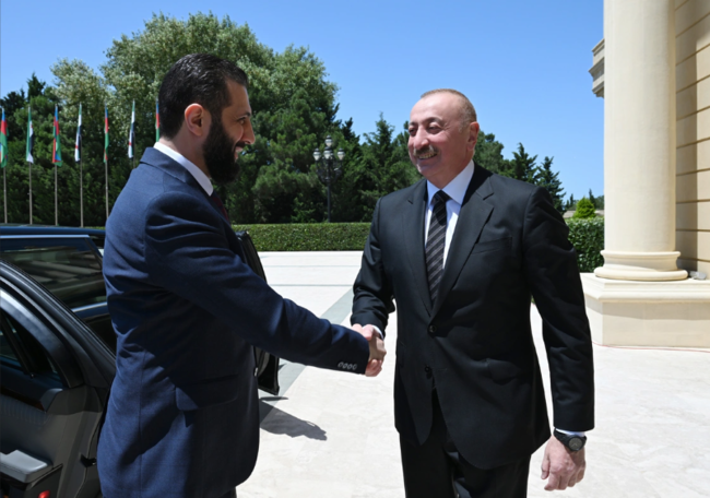 İlham Əliyevin Suriyanın keçid dövrü prezidenti ilə geniş tərkibdə görüşü olub