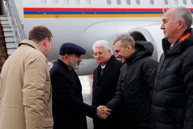 Paşinyan Sankt-Peterburqa çatıb- VİDEO