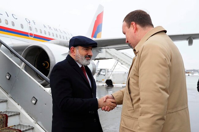 Paşinyan Sankt-Peterburqa çatıb- VİDEO