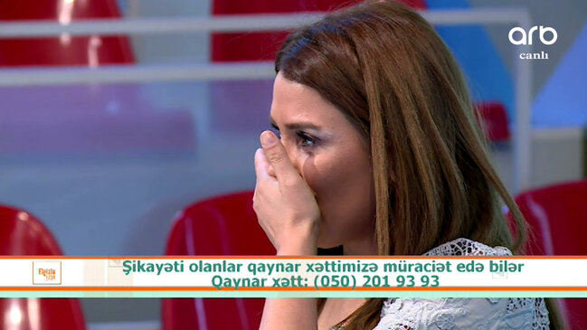 Aparıcı canlı efirdə göz yaşına boğuldu: "Ac qalanda qapımızı heç kim döymədi" – VİDEO