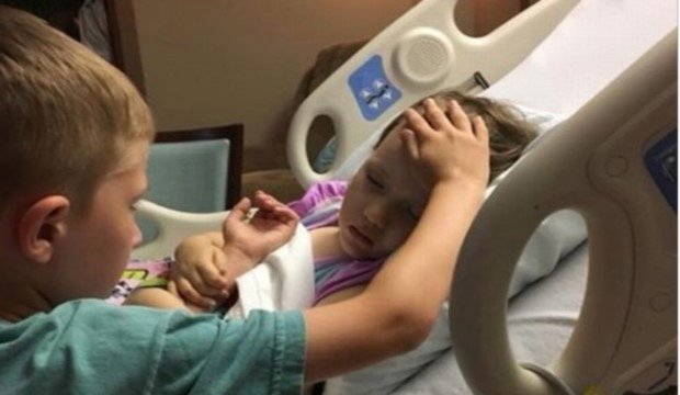 Ürək dağlayan foto: 6 yaşlı oğlan bacısına sonuncu dəfə sığal çəkir