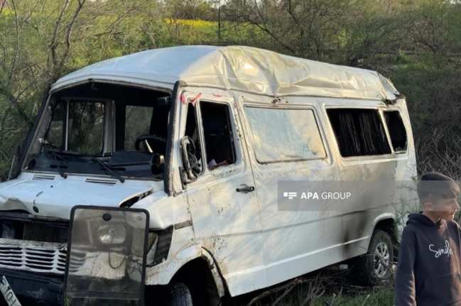 TƏCİLİ: Azərbaycanda şagirdləri daşıyan avtobus AŞDI - Hadisə yerindən GÖRÜNTÜLƏR - VİDEO